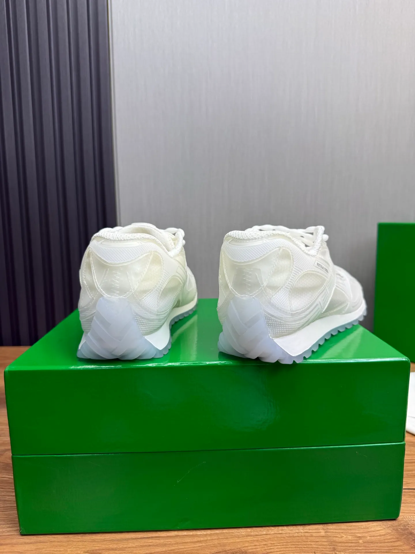 Men's men's shoes 💰620💰 BV top version 𝘽𝙊𝙏𝙏𝙀𝙂𝘼 𝙑𝙀𝙉𝙀𝙏𝘼 Orbit sneakers Wang Yibo same style couple style dad shoes 🩷💚 Runner sneakers, made of lightweight technical mesh fabric. Features a geometric patterned rubber outsole. Pay attention to the package craftsmanship ❕ High version shipping ❗️ Very nice, durable to play with and durable to make ✔️ Standard version 💯💯 The outsole is made of color-blocked TPU outsole. Women’s model 35-41 (40 41 customized) Men’s model 39-46 (45.46 customized) Equipped with original packaging